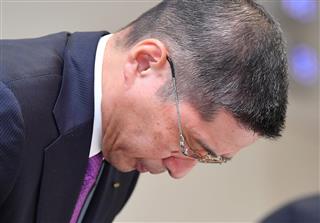 完成検査問題に関する記者会見で謝罪する日産自動車株式会社の西川広人代表取締役社長兼最高経営責任者＝１７日午後、横浜市西区（納冨康撮影）