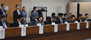 総務省の電波有効利用成長戦略懇談会の初会合であいさつする野田聖子総務相＝１０日