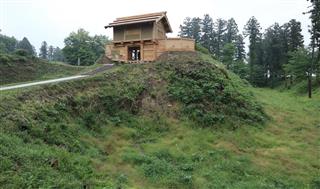 箕輪城跡の公園整備に伴い復興された高麗門。大規模な空堀も圧巻だ＝群馬県高崎市箕郷町