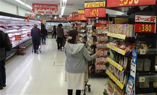 １７日から食品や日用品などを値下げした西友。赤羽店（東京都北区）では初日から多くの客で賑わった