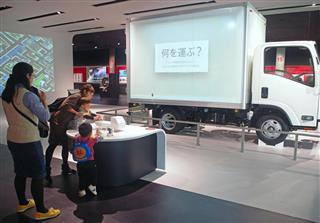 商用車ならではの車づくりについて、ゲーム感覚で学べるコーナー＝神奈川県藤沢市