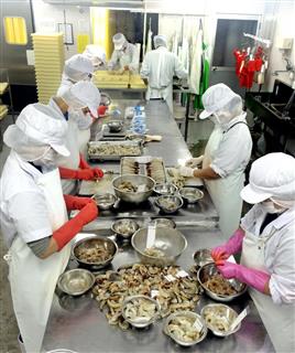 パプアニューギニア海産の工場で作業するパート従業員 パプアニューギニア海産の工場で作業するパート従業員