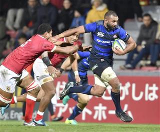 日本対トンガのテストマッチ戦でタックルを振り切りトライを決めるリーチ主将＝１８日、仏トゥールーズ（共同）