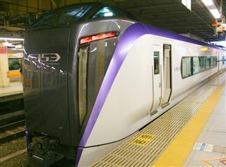 特急「スーパーあずさ」として12月にデビューするJR東日本の新型車両「E353系」=22日午前、JR新宿駅 特急「スーパーあずさ」として12月にデビューするJR東日本の新型車両「E353系」=22日午前、JR新宿駅