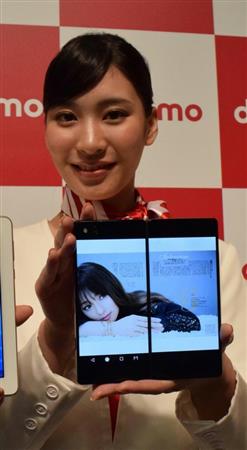 ＮＴＴドコモが発表した２画面を備えるスマートフォン「ＭＺ－０１Ｋ」＝１０月１８日、東京都中央区