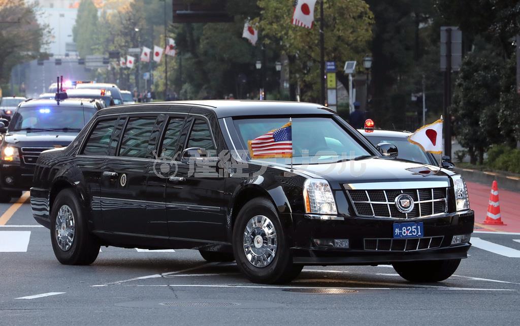 来日時にトランプ米大統領が乗った専用車「ビースト」＝６日午後、東京都千代田区