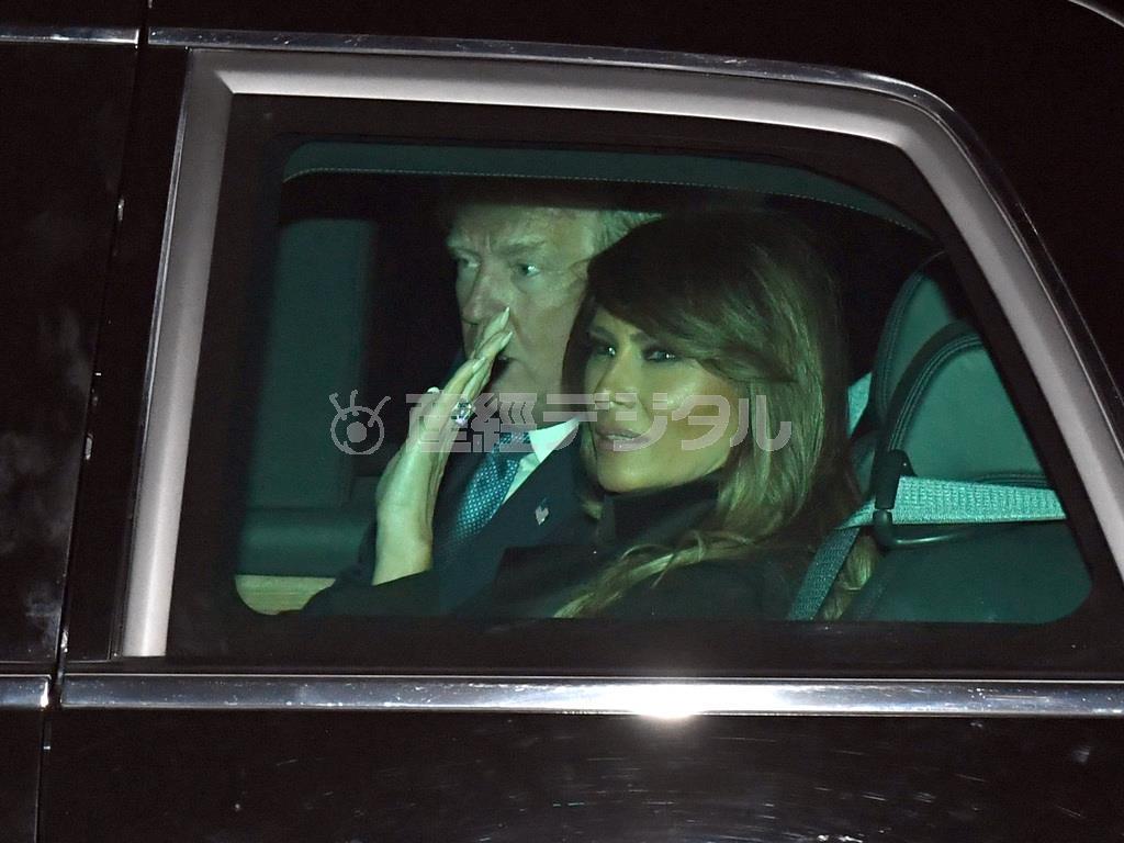 「ビースト」に乗って夕食会場を後にするトランプ米大統領とメラニア夫人＝５日午後、東京・銀座