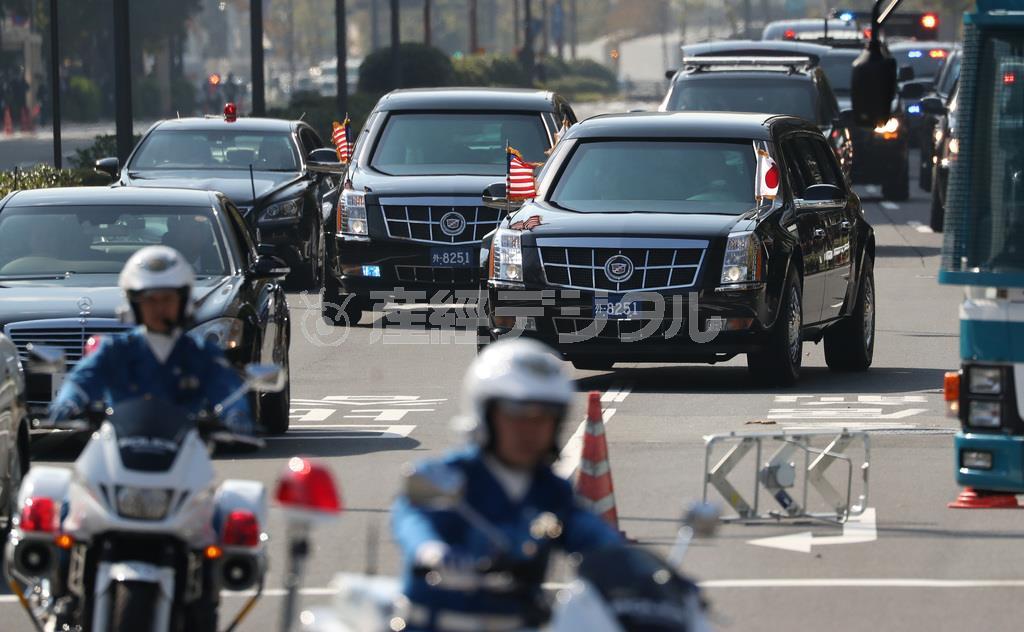 皇居に入るトランプ米大統領の車列。同じナンバープレートを付けた大統領専用車が２台走る＝６日午前、東京都千代田区