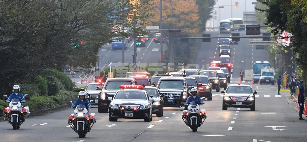 来日したトランプ米大統領の車列＝６日午後、東京都千代田区