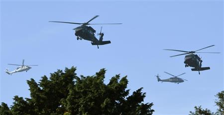 トランプ米大統領の警備で、都心上空を飛び交う米軍ヘリ＝７日午前
