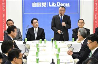 自民党税制調査会総会で挨拶する自民党の宮沢洋一税調会長（奥右から２人目）＝２２日、東京・永田町