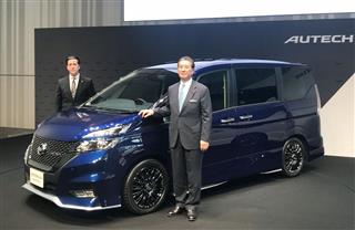 日産が立ち上げる「オーテック」ブランドのミニバン「セレナ」。手前はオーテックジャパンの片桐隆夫社長＝２４日、横浜市
