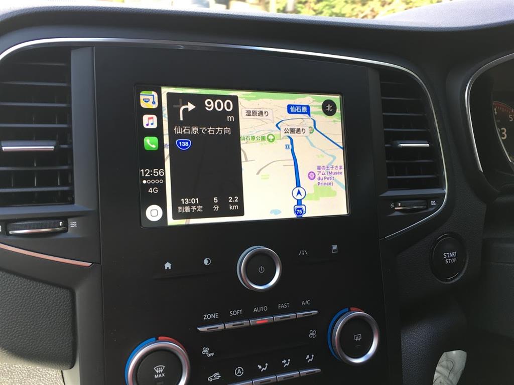 アイフォーンを接続して「アップルカープレイ」を起動。ナビはこれで十分だが、電波状況は気になる（長沼貴宏撮影）