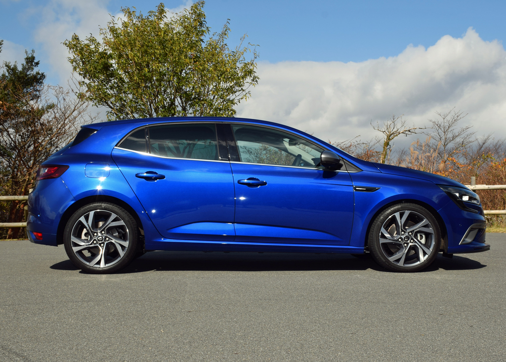 余計な肉を削ぎ落したボディが見事な陰影感を演出する。ボディカラーはブルーアイロン