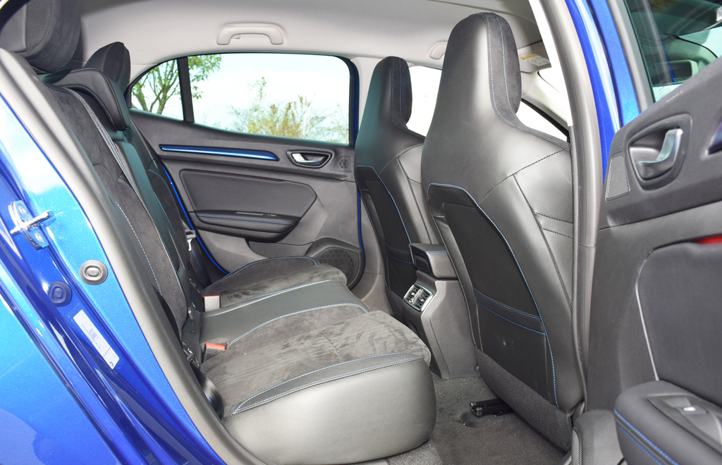 後部の居住スペースは、足元を中心に先代よりも広くなった印象。全高が低いにもかかわらず、頭部周辺に窮屈さはない