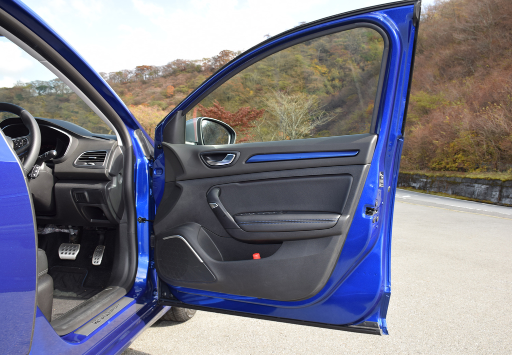 ソフトパッドで覆ったドアトリム。ブルーのオーナメントが映える