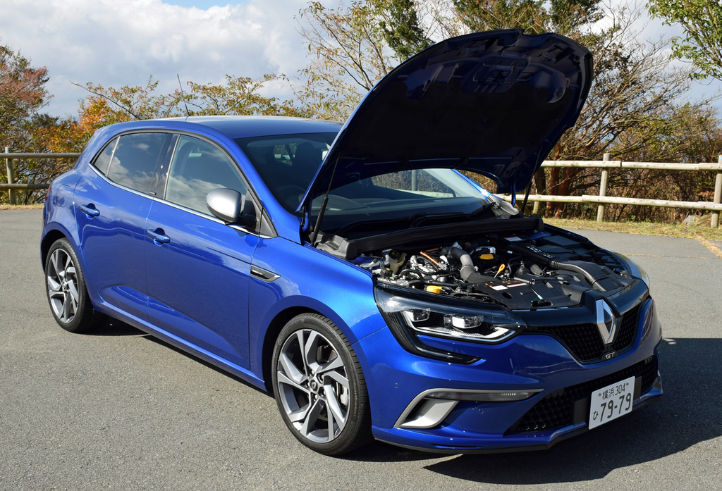 フードはボンネットダンパーを採用