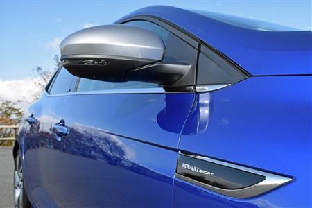 シルバーのミラーと「ルノー・スポール」のバッジ