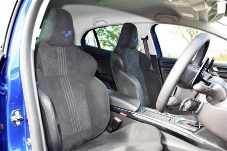 アルカンターラのスポーツシート。ヘッドレストにはルノー・スポールのチェッカーマークが刺繍されている