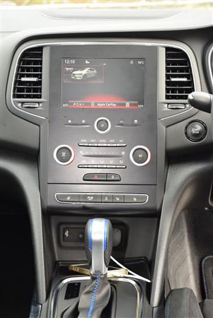 ややスカスカ感のあるインパネ周り。日本仕様は横向きのモニターを配しているが、本国フランス仕様はここにタテ型の大きなモニターが組み込まれている