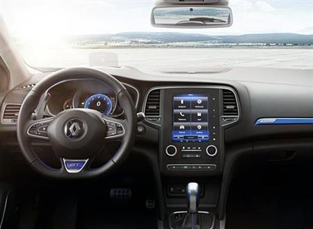 本国フランス仕様のメガーヌＧＴは、タテ型の８．７インチモニターを使用している（公式ＨＰより）