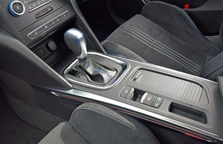 センターコンソール周辺。短めのシフトレバーで１クラス上の雰囲気を演出しているという