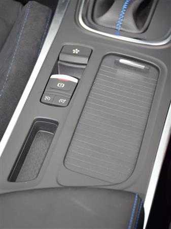 新型メガーヌは電動パーキングブレーキを搭載