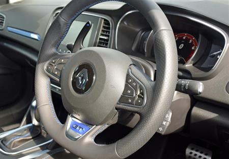 ブルーステッチを施した３点スポークのレザーステアリングは、手に馴染むナパレザー製。ＧＴ専用の青いエンブレムが光る