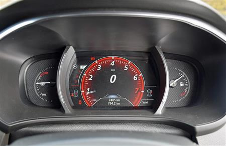 ７インチのフルカラーＴＦＴメーター。走行モードによってテーマカラーが変わる（写真はスポーツモード）