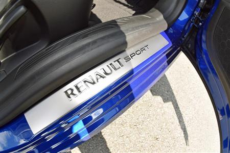 「ルノー・スポール」のロゴが入ったクロームのキッキングプレート