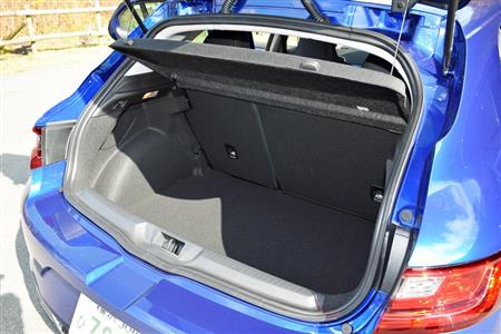 搭降載時にバンパーの高さが気になるかもしれないが、ラゲージは実用性を備えた大きさだ