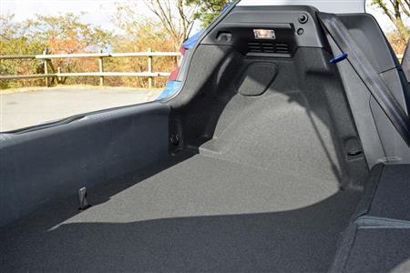 開口部地上高が７５センチと高いため、ラゲージスペースは掘ったように深さがある。