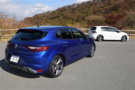 やっぱり気になる！？撮影中に“偵察”に来たＶＷゴルフ「Ｒ」。メガーヌの周りをぐるりと１周して去っていった