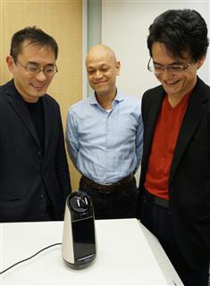 エクスペリア・ハローの開発に携わった（左から）城井さん、伊藤さん、倉田さん＝東京都品川区