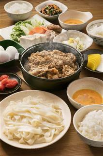 ボリューム満点で、家族でも囲める吉野家の「牛鍋ファミリーパック」（中央）。１１月２９日から１週間限り店内でも提供する