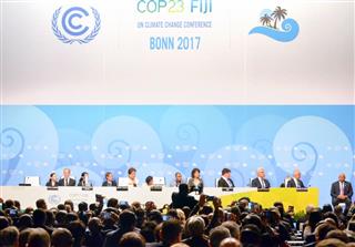 ドイツ・ボンで開かれた気候変動枠組み条約第２３回締約国会議（共同）
