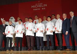 「ミシュランガイド東京2018」の出版記念パーティーで、壇上に上がった三つ星店のシェフや店主ら=28日、東京都港区(磨井慎吾撮影) 「ミシュランガイド東京2018」の出版記念パーティーで、壇上に上がった三つ星店のシェフや店主ら=28日、東京都港区(磨井慎吾撮影)