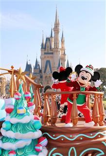 東京ディズニーランドのクリスマスパレード＝７日、千葉県浦安市