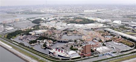 東京ディズニーシーと東京ディズニーランド（奥）＝千葉県浦安市