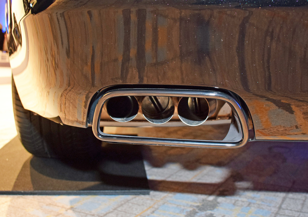 片側３本の６本出しマフラー