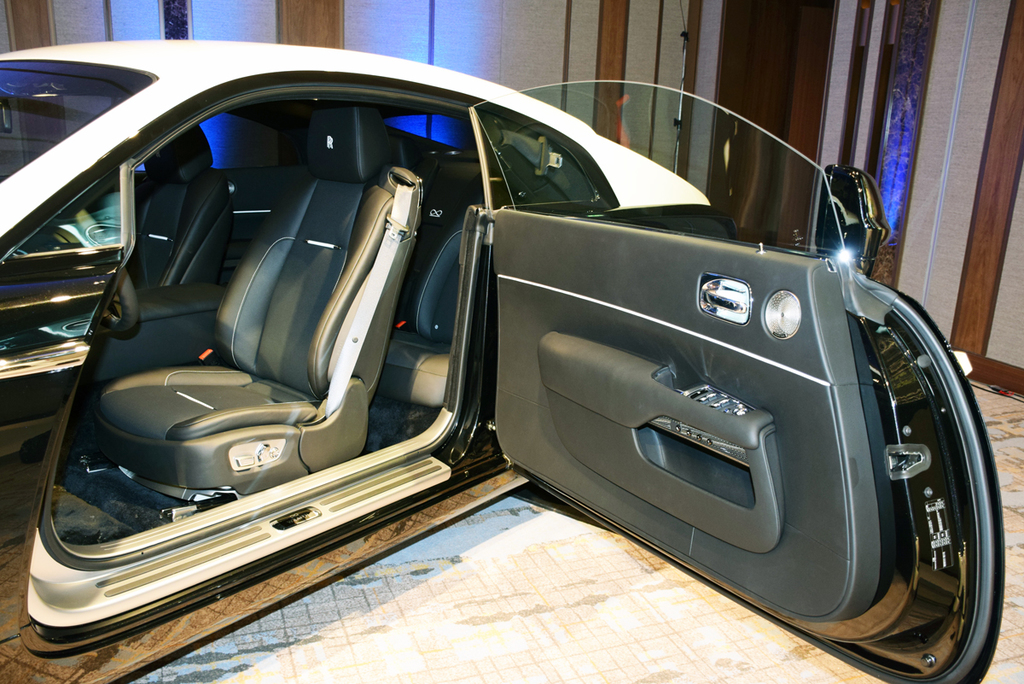 「レイス」のコーチドア（ブラック・バッジモデル）