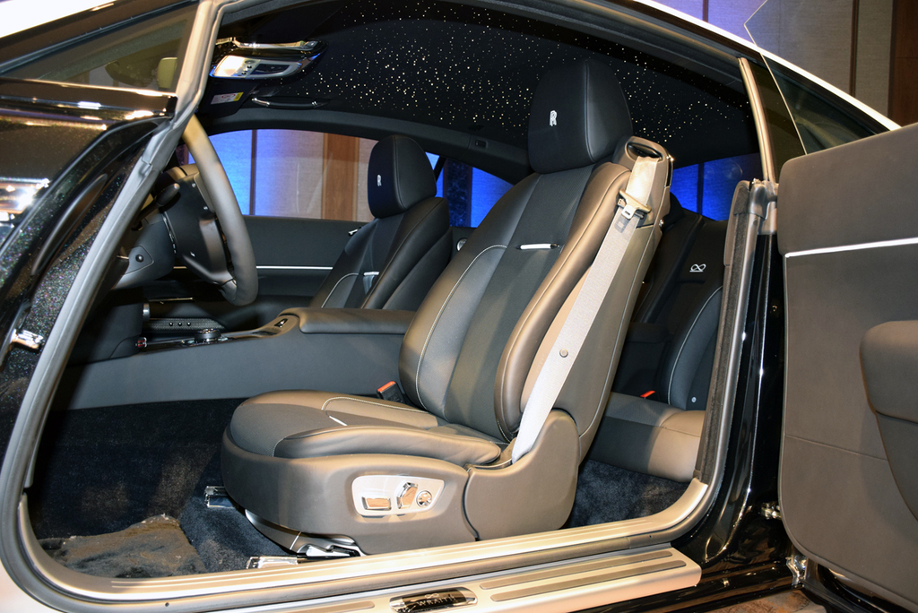 レザーシートと金属製のシート調節ボタン。天井には「スターライト・ヘッドライナー」が広がる