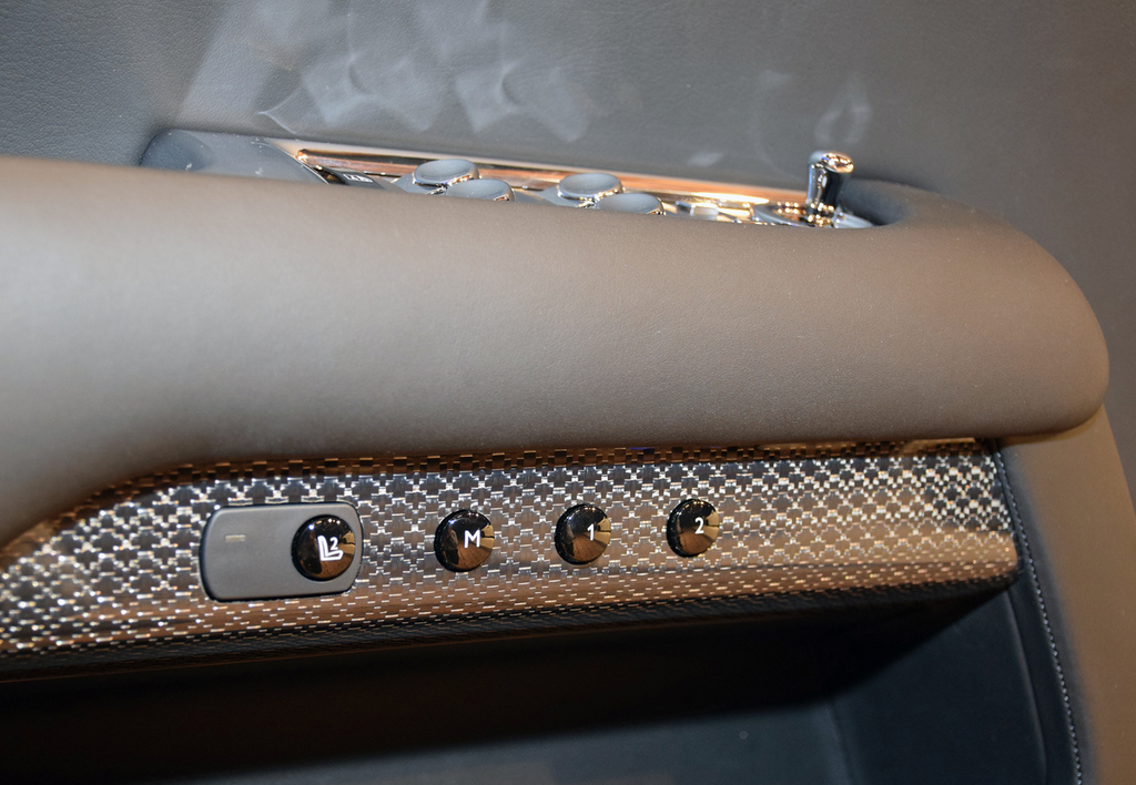 シートメモリーとドアパネル