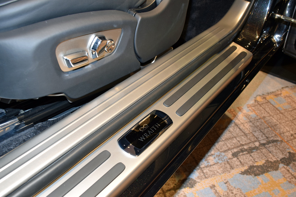 「ＷＲＡＩＴＨ」のエンブレムが入ったサイドシルプレート