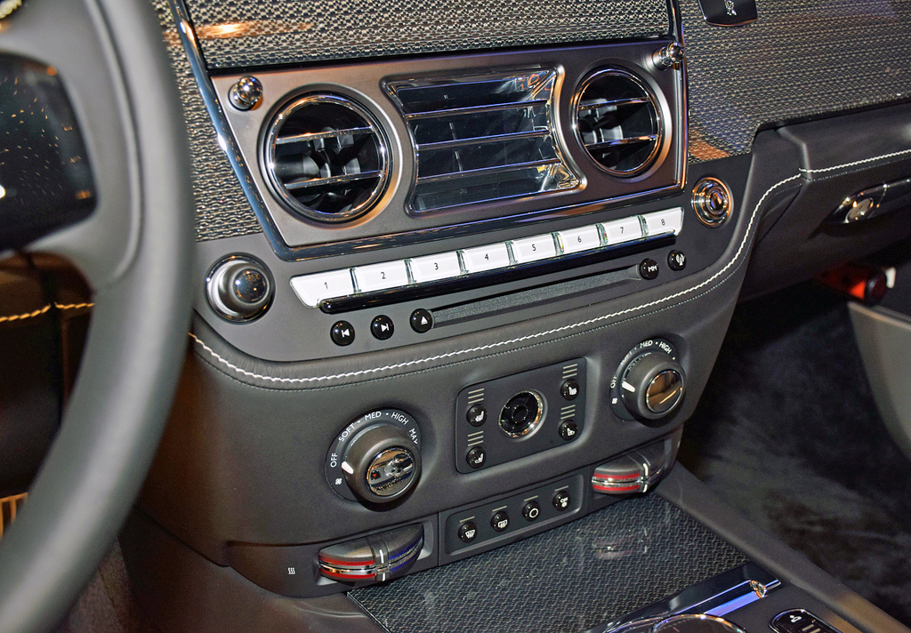 「レイス」のセンタークラスター（ブラック・バッジモデル）