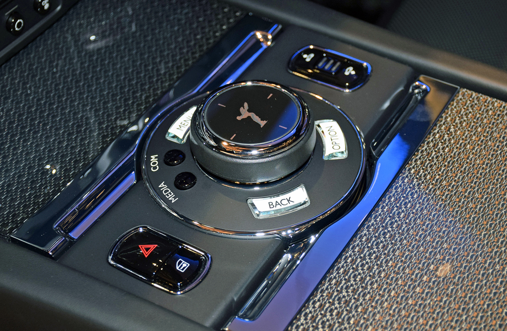 インフォテインメントシステムなどを操作するロータリーコントローラー。ダイアル上部はタッチパッドになっている