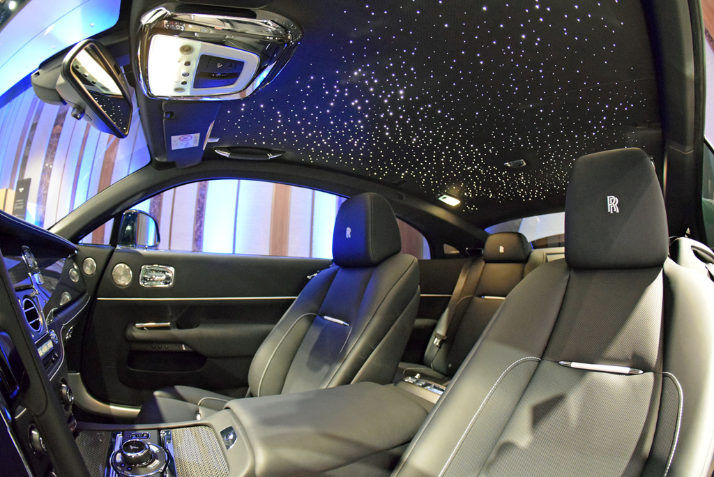 「レイス」の豪華なインテリア。天井の「スターライト・ヘッドライナー」が夜空を再現する（ブラック・バッジモデル）