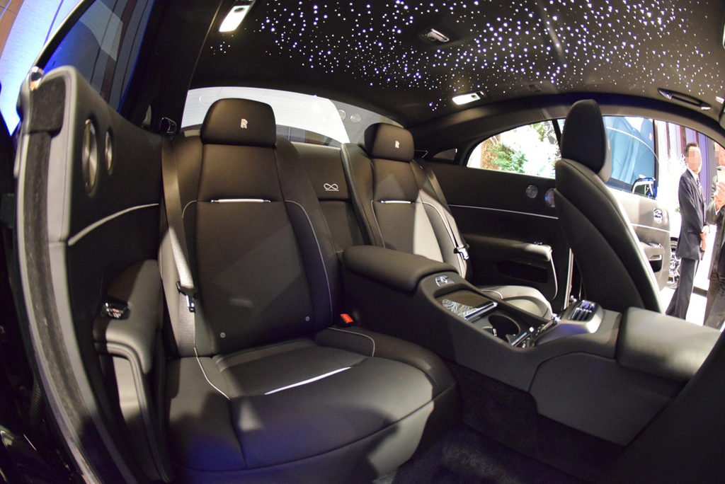 「レイス」の豪華なインテリア。天井の「スターライト・ヘッドライナー」が夜空を再現する（ブラック・バッジモデル）