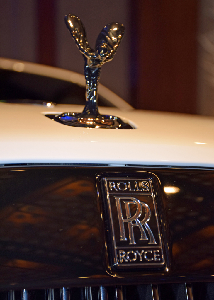 ロールス・ロイスのエンブレムと「スピリット・オブ・エクスタシー」（ブラック・バッジモデル）
