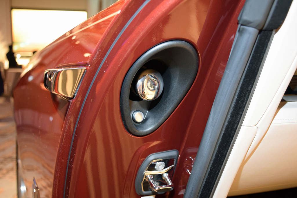 ドアを開けると何かが格納されていた。答えは次の写真でどうぞ！